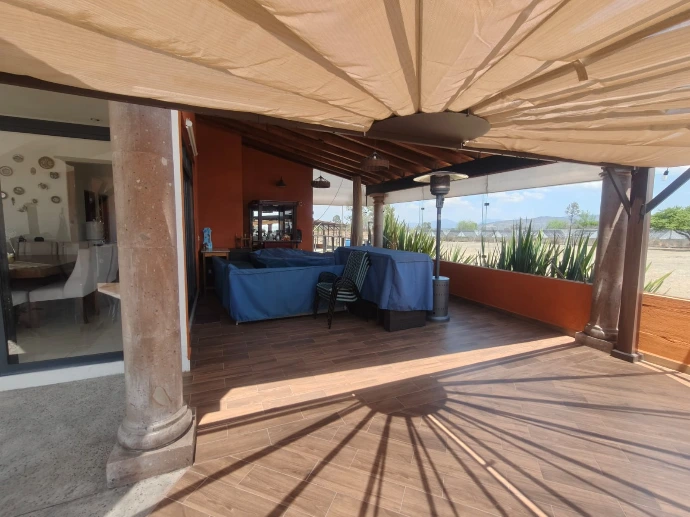 Area exterior con asador en finca de 1.6 hectareas