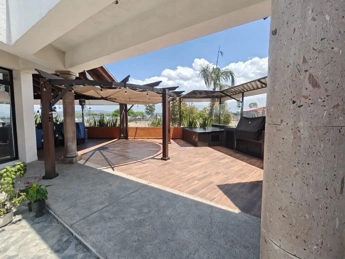 Terraza techada con pergola en Rancho Gava