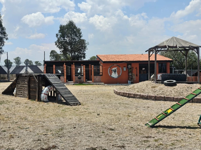 Circuito canino en rancho comercial a pie de carretera