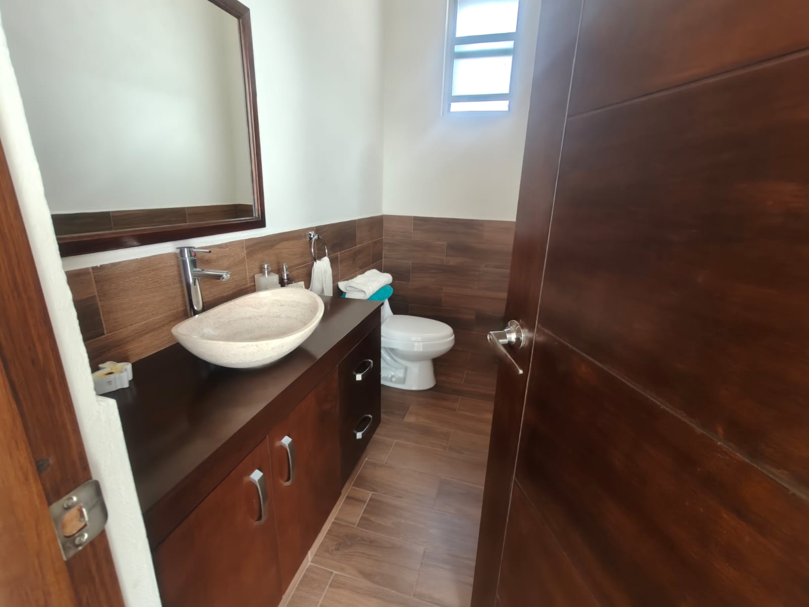 Baño completo con acabados rusticos