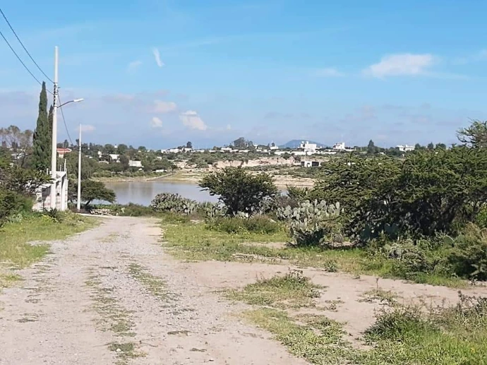 Caminos amplios en desarrollo inmobiliario campestre.