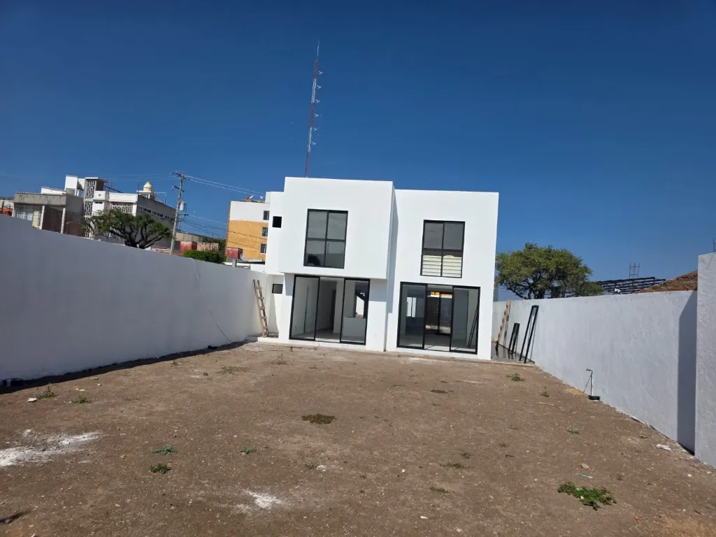 Casa Residencial con Gran Jardín en El Pedregal (490 m²)