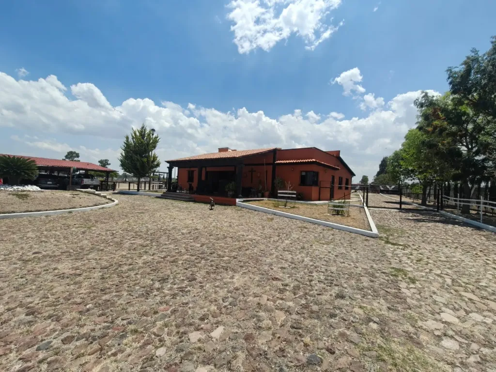 Majestuosa Finca "Rancho Gava": 1.6 Hectáreas con Negocio a 500m de Autopista 57